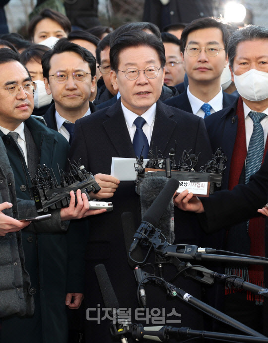 이재명 더불어민주당 대표가 '성남FC 후원금 의혹' 사건 관련 조사를 받기 위해 10일 오전 경기도 성남시 수원지방검찰청 성남지청으로 출석하고 있다. <사진공동취재단>